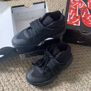 Kyrie Irving Boys Sneakers